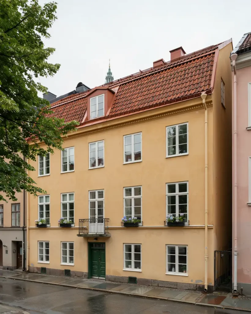 takoml ggning med nya tegelpannor p sekelskiftesfastighet i s dermalm stockholm