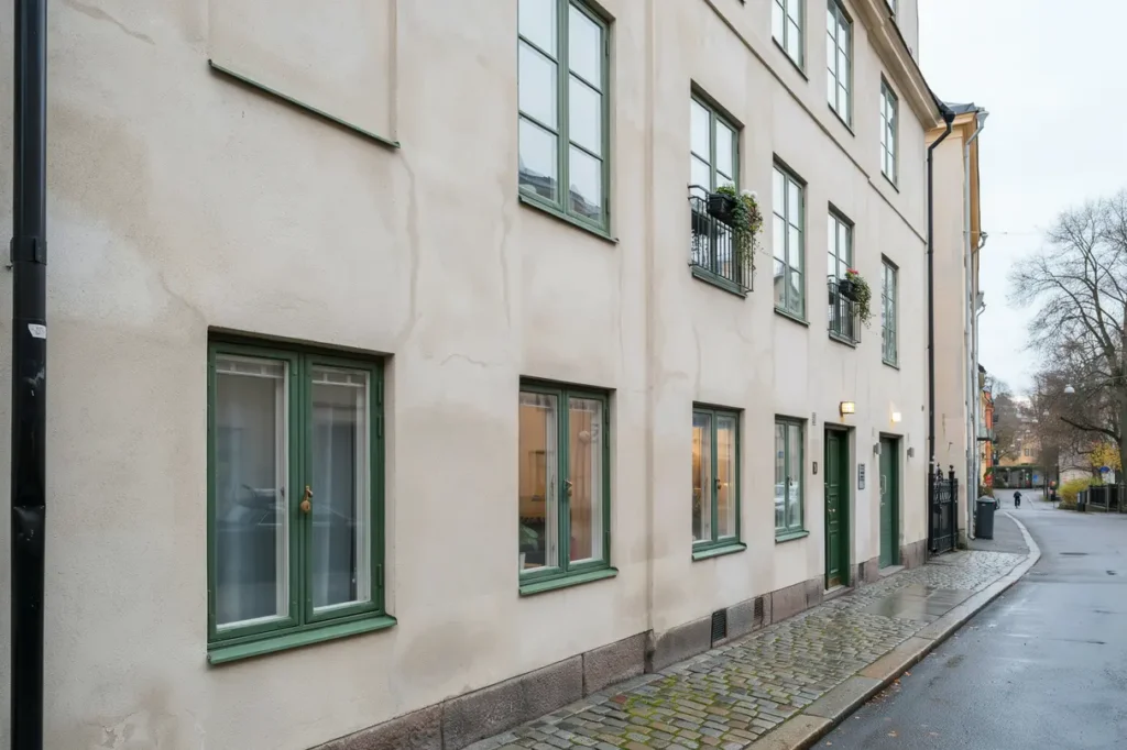 fasadrenovering av putsad sekelskiftesfastighet i s dermalm stockholm