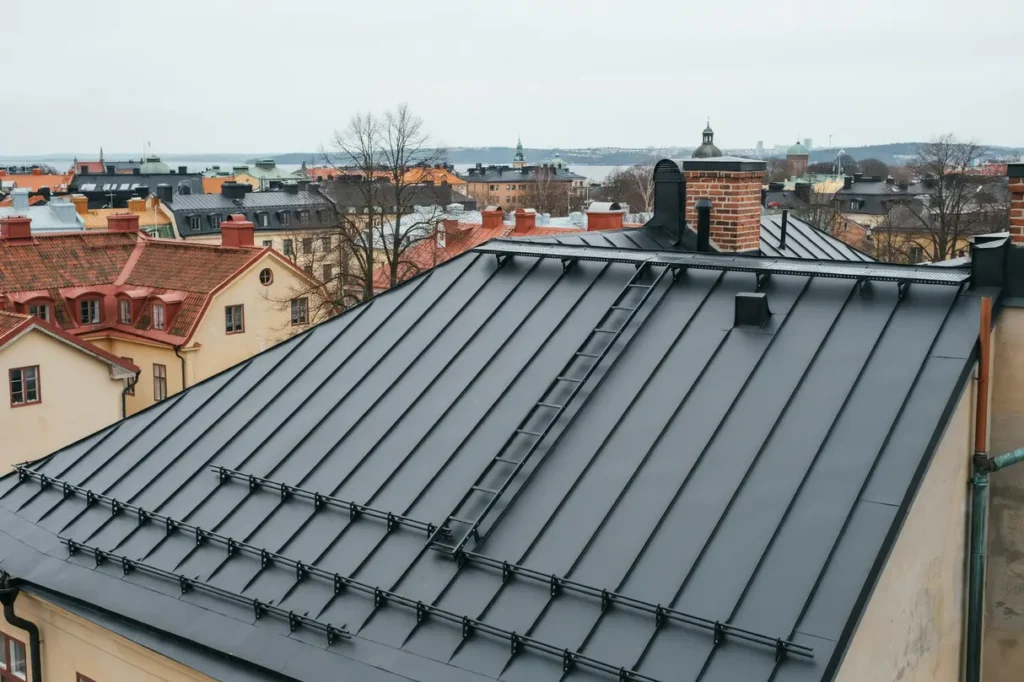 montering av sn rasskydd och g ngbryggor p tak i s dermalm
