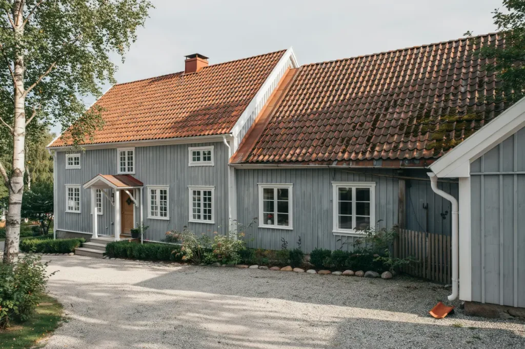 takoml ggning eller takreparation s avg r du r tt tg rd f r villan